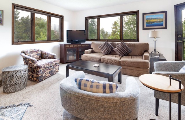 Remodeled Nice Top-Floor Condo. Hot Tub. Fireplace