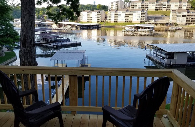 Remodeled Private Waterfront Cottage, Pet Friendly, with dock in Osage Beach!