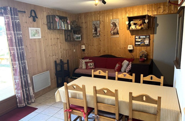 Renovated chalet for 6, Smart TV, WiFi, parking, pets allowed