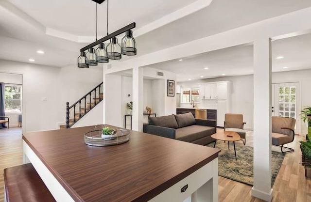 Renovated Family & Pet Friendly Home-Pool Table!
