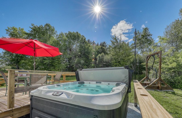 Renovated farmhouse near Okemo with fast WiFi, private hot tub & W/D