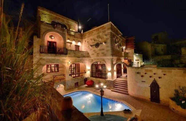Renovated Farmhouse with Pool, Jacuzzi, Gym in the Village Centre