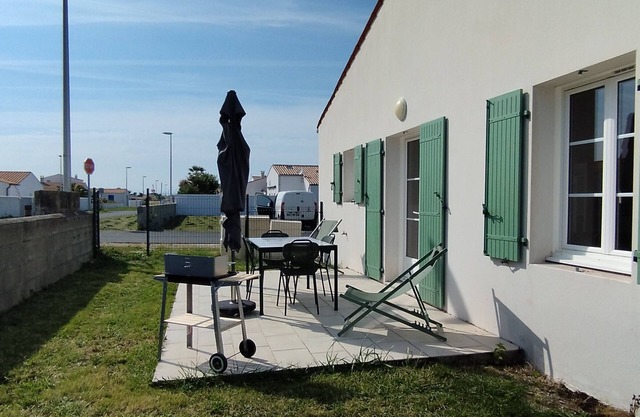 Renovated house in Saint-Denis, near ocean, garden, parking