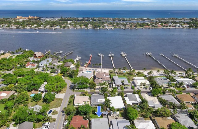 Renovated House just mile from the the Pier and the Beach with pool and jacuzzi