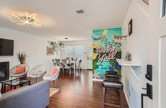 Renovated LaCasa deArte- Minutes From Downtown and Austin Hotspots!