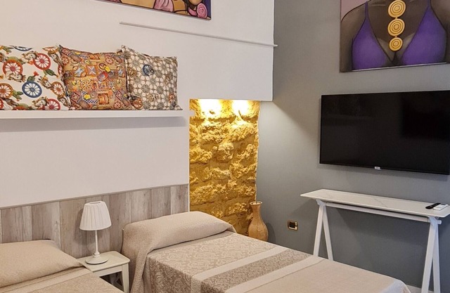 Renovated old house in Theater Square within walking distance of the Via Atenea