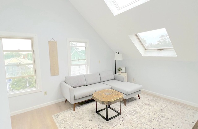 Renovated Private Loft w/King Bed Downtown Beverly Close to Salem!