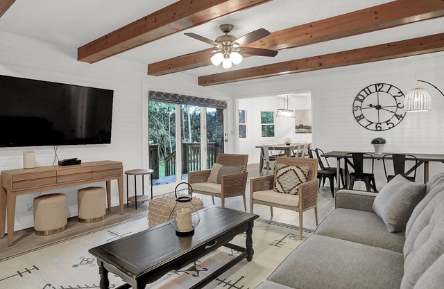 Renovated, spacious Grand Park home with hot tub!