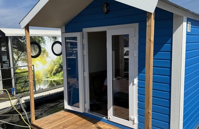 Rent your own unique houseboat for 4 people on the water.
