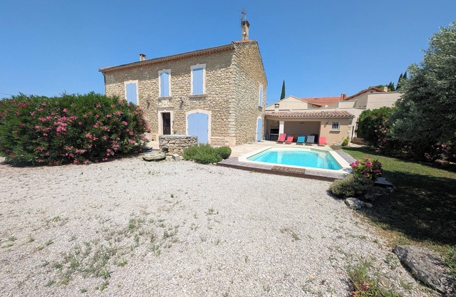 Rental renovated stone house with pool in VACQUEYRAS 6 people