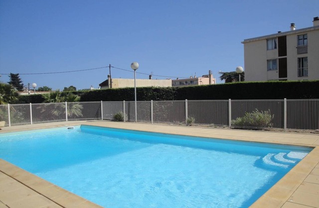 Residence with swimming pool and private parking space!