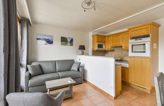 Resort center, 2nd floor, view mountain, balcony, tv, ski locker, 35m², Courchevel