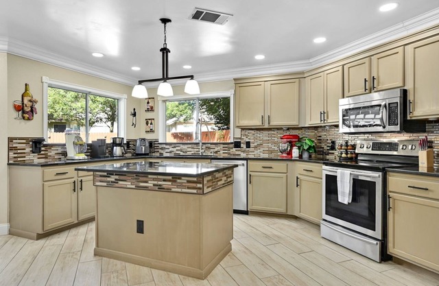 Resort Living in Cedar Park. Hot Tub, Fire Pit, Foosball, Poker & Pool Table,etc