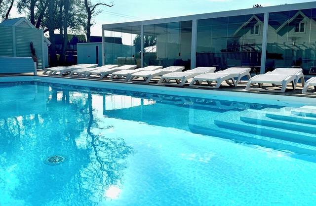 Resort nowoczesnych domków wakacyjnych- dwa podgrzewane baseny, plac zabaw, bar!