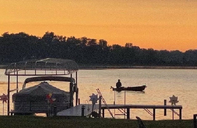Resort Style Lake Front Home. Pontoon Available.