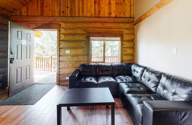 Restful rustic retreat with deck, full kitchen, & complimentary internet