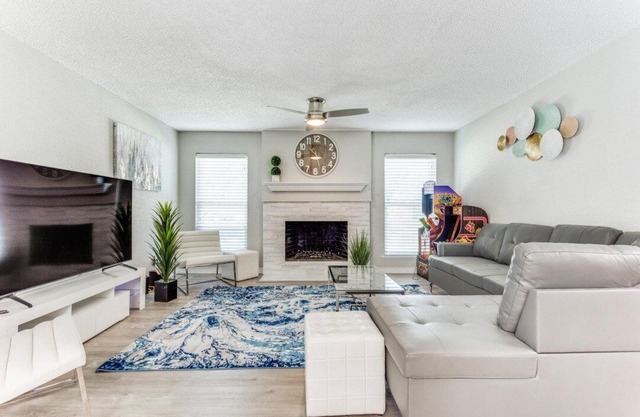 Reston NEW Bright, Airy Home w/In Ground Pool & Grill