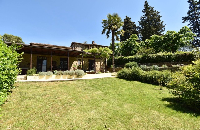Restored barn in beautiful house with swimming pool, 10 minutes from Siena