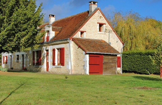 Restored farmhouse with fireplace in Touraine