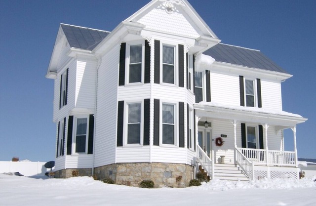 Restored Victorian farmhouse comfort meets luxury - hot tub, fire pit, gameroom