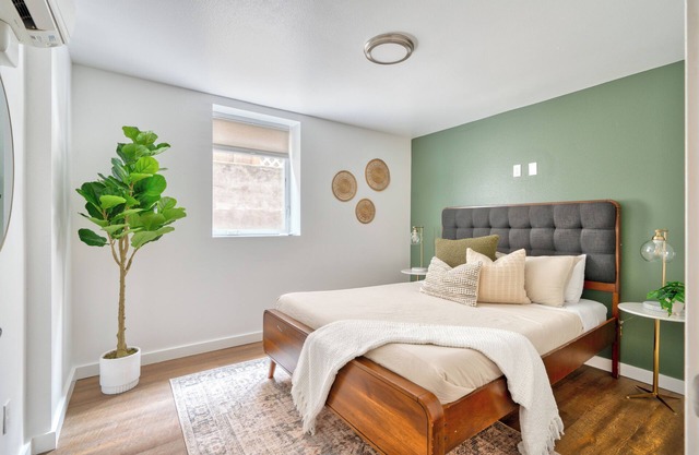 Retro Hideaway Trendy Location 2BR Sleeps 4