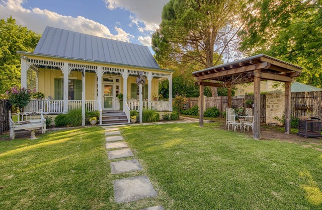 Rickerhaus- 2BD-3BA Cottage Just One Block From Main Street And Marketplatz