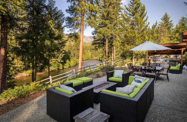 Riffle River Lodge by NW Comfy Cabins