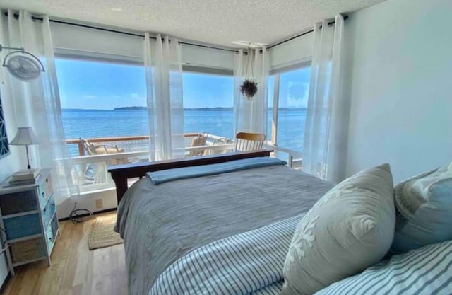 Right on the beach! Gorgeous views, kayaks, full kitchen, miles of tideflats!