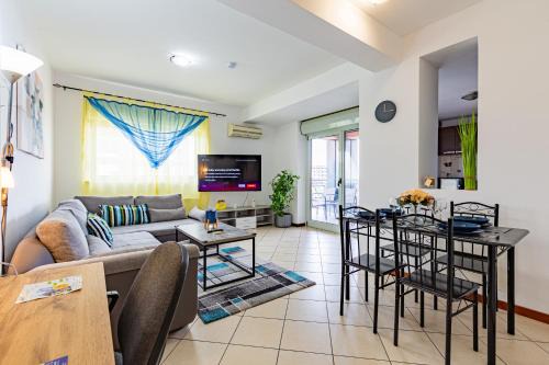 RING - Spacious DeLuxe Apartment, BIG Terrace, Plus FREE Underground Parking