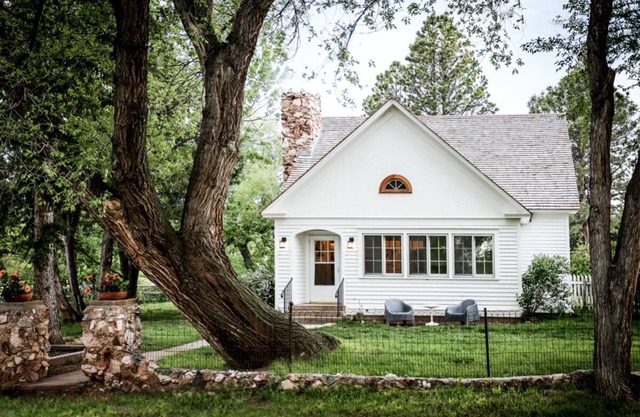 Rist Canyon Inn Historic Farmhouse and Cottage
