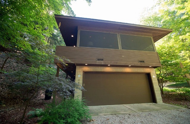 'River Groove' A Modern Dwelling in the woods . Desirable location in Saugatuck