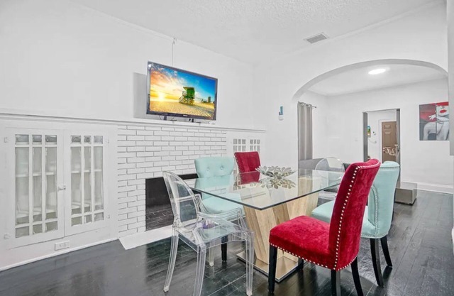 River House 4BR pool/hot tub plus private parking