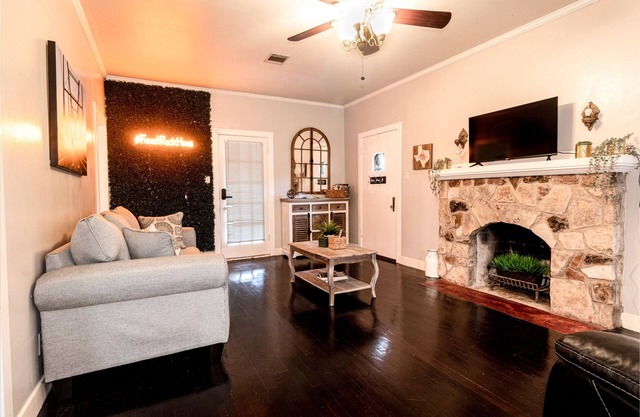 River house, king bed 2/1 big yard central NB.