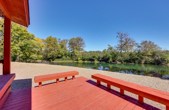 Riverfront Arkansas Abode - Furnished Deck and Grill