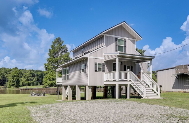 Riverfront Family Retreat w/Yard in Saint Amant