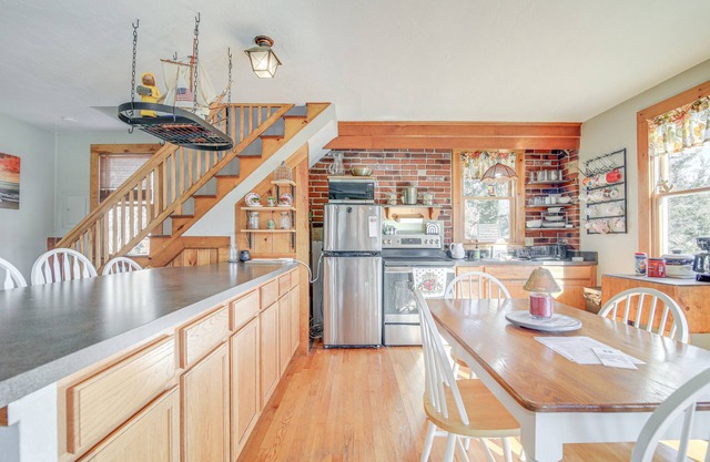 Riverfront Kingston Cottage w/Deck, 2 Mi to Beach