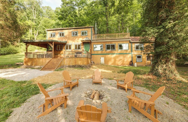 Riverfront Milford Getaway w/Kayaks + Deck!
