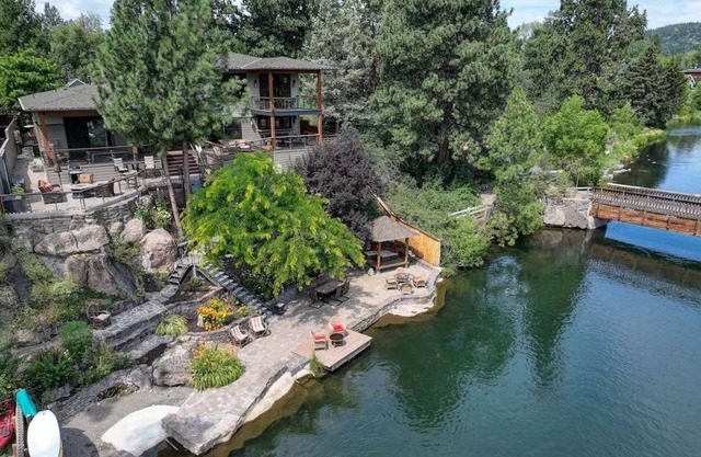 Riverfront Paradise includes SUP, Kayaks, floating equipment, 3 Masters, Hot Tub, Near Downtown