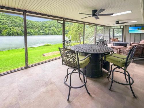 Riverfront Retreat - Right next to the White River