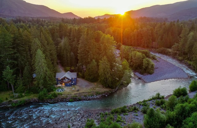 Riverfront Retreat - Sauna, HotTub, Game Rm, Pets