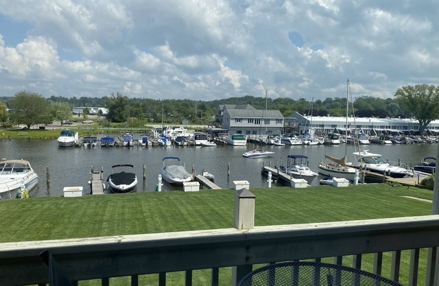 Riverfront Retreat! Walk to Downtown/Near Beaches!