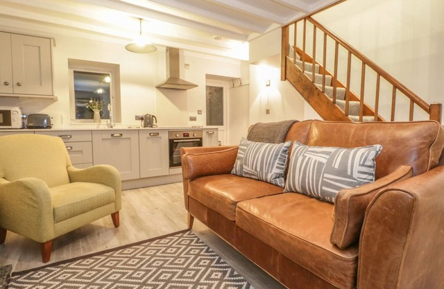 RIVERSIDE COTTAGE, pet friendly, country holiday cottage in Conwy
