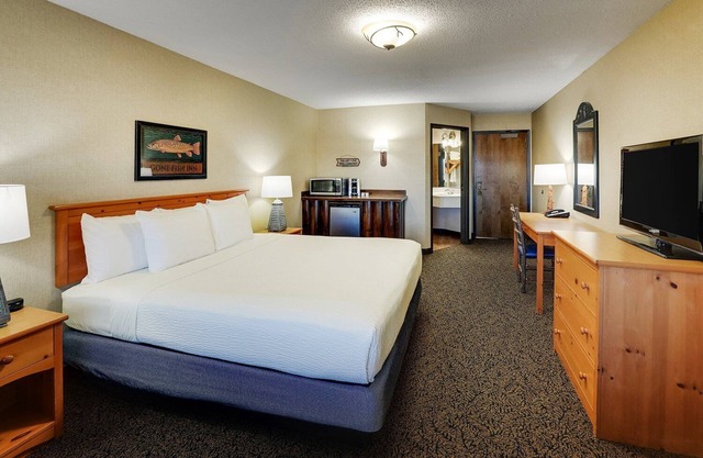 Riverside Getaway in Moline! Next to the Mississippi Bridge, 2 Pools