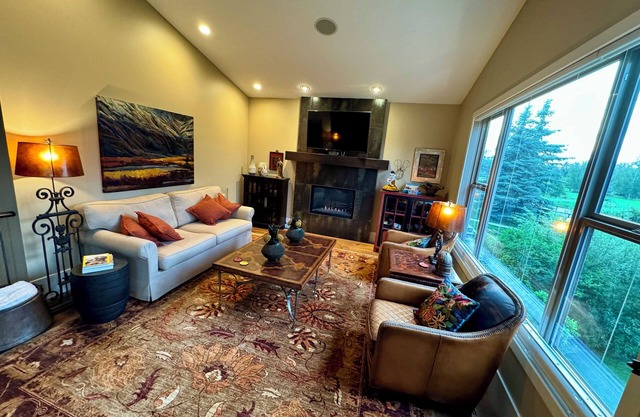 Riverside Haven in Quarry Park. Classy bungalow close to fun & nature.