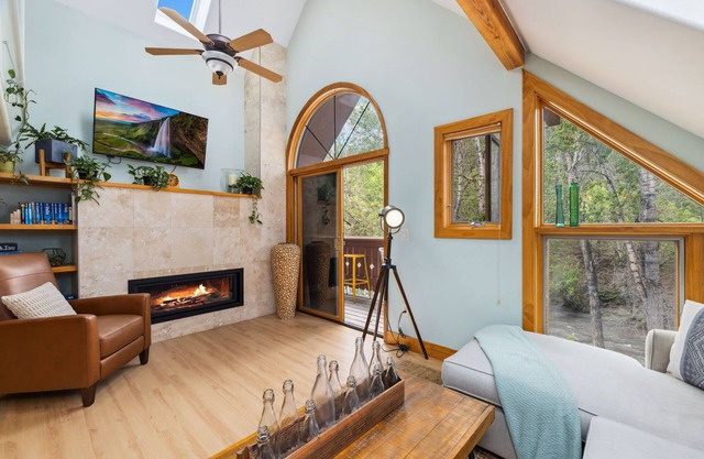 Riverside Loft Retreat in Downtown Estes Park #6181
