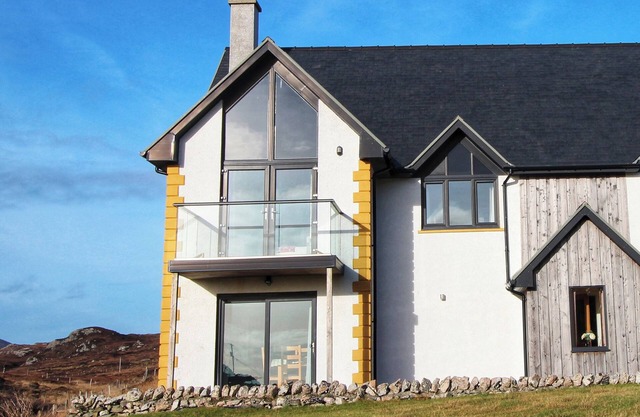 RIVERSIDE, pet friendly, character holiday cottage in Leverburgh