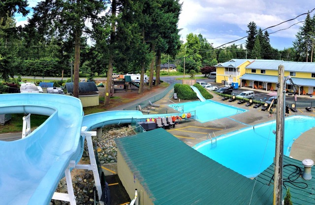 Riverside Resort - Poolside Double Queen Suite with Kitchenette