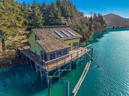 Riverside retreat with stunning views, historic charm - Coastal adventure awaits