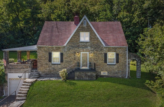 Riverside Storybook Cottage 1940 Stone Home w/Bar, Kids Area, River Views, Trail