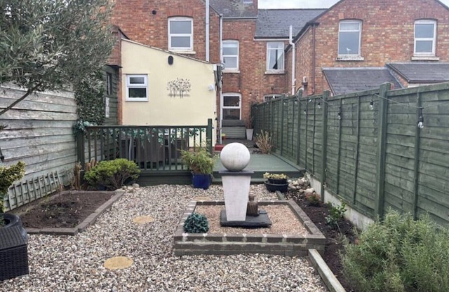 Riverside Town within easy reach of Cotswold Villages. Family friendly
